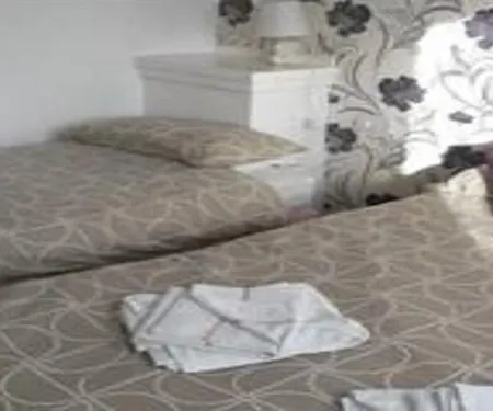 Uk Travel & Hospitality Ltd Ta Canberra Hotel