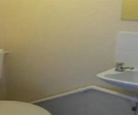 Uk Travel & Hospitality Ltd Ta Canberra Hotel