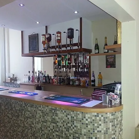 Uk Travel & Hospitality Ltd Ta Canberra Hotel