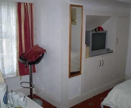 Hotel The South Lea 3*