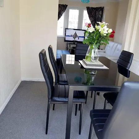 Blackpoolholidaylets Salmesbury Avenue Families And Contractors Only * Blackpool