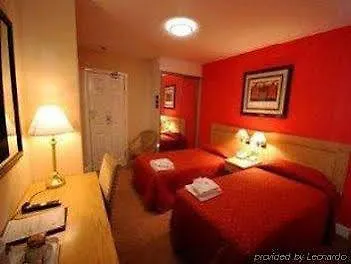 Chequers Plaza 2*