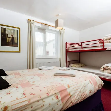 Uk Travel & Hospitality Ltd Ta Canberra Hotel