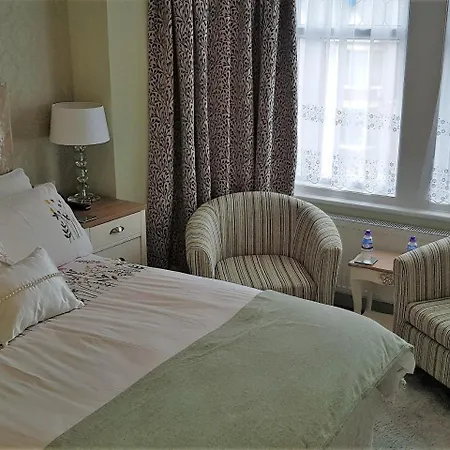 Bed & Breakfast Courtneys Of Gynn Square Blackpool