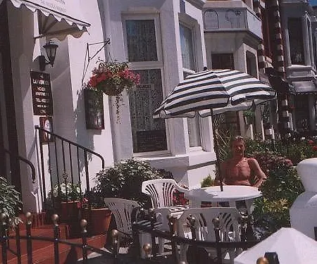Lawnswood Apartment *
