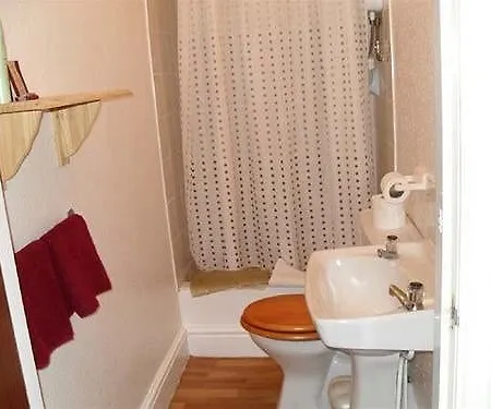 Lawnswood Apartment *