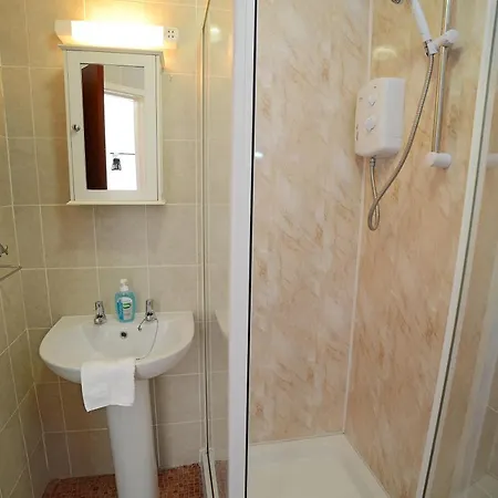 Lynmoore Guest house 2*
