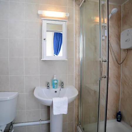Lynmoore Guest house 2*