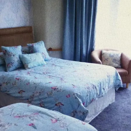 Camelot House 3*