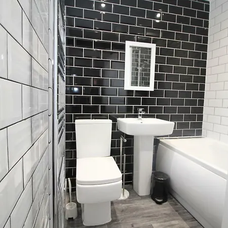 Welcome - Close To Town Centre - Full Holiday * Blackpool