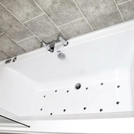 Reads Luxury Jacuzzi