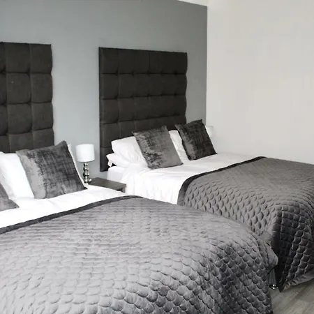 Reads Luxury Jacuzzi Apartment