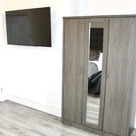 Reads Luxury Jacuzzi Apartment *