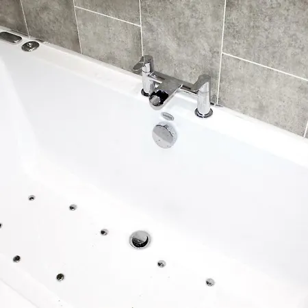 Reads Luxury Jacuzzi Apartment