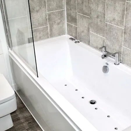 Reads Luxury Jacuzzi *