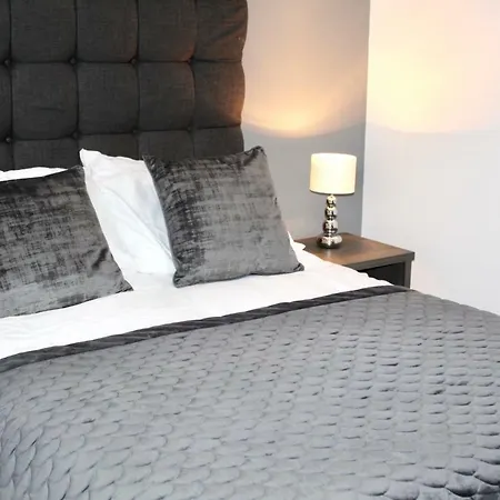 Reads Luxury Jacuzzi Apartment Blackpool