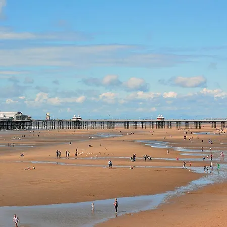 Egerton Choice - Town Centre - Modern And Spacious - Large Holiday home Blackpool