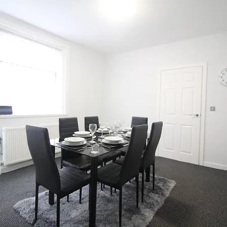 Egerton Choice - Town Centre - Modern And Spacious - Large