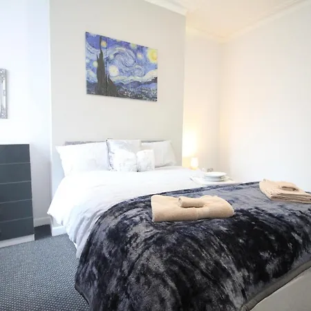 Egerton Choice - Town Centre - Modern And Spacious - Large Holiday home *
