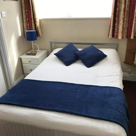 Гостевой дом Victoria House - Self Catering Quiet - Adult Singles And Couples Only Блэкпул