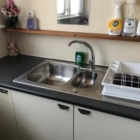 Victoria House - Self Catering Quiet - Adult Singles And Couples Only
