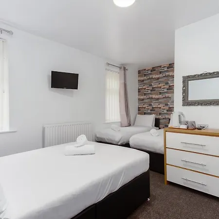 Hotel The Sandringham Court & Apartment-all Groups Welcome 3*