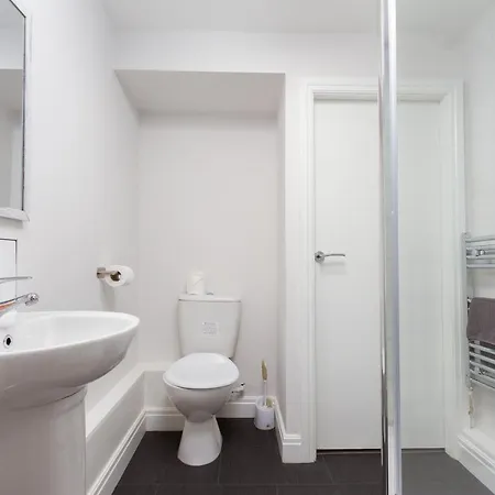 Apartment Kings Court Modern Aparthotel, Town Centre - Collection