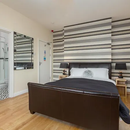 Bed & Breakfast 11 Strictly Over 25s No Party People