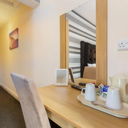 Bed & Breakfast 11 Strictly Over 25s No Party People