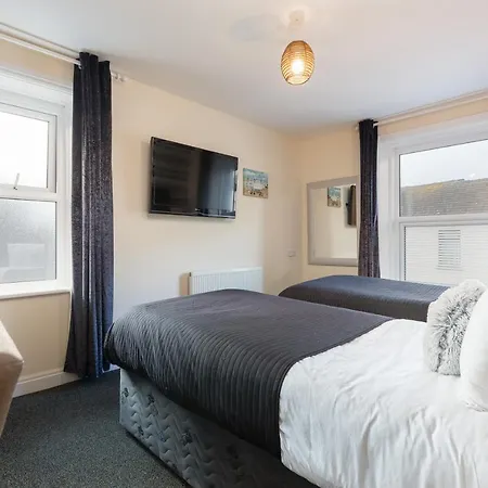 Bed & Breakfast 11 Strictly Over 25s No Party People
