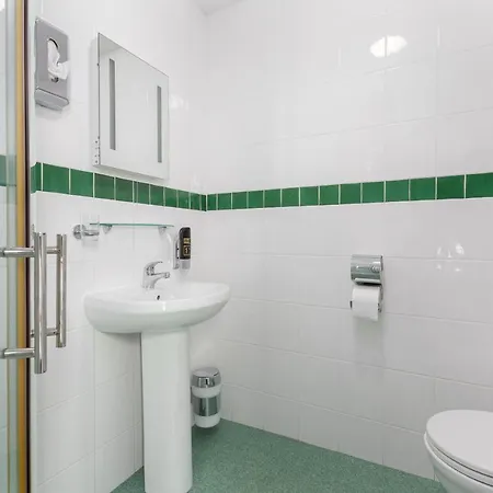 11 Strictly Over 25s No Party People Bed & Breakfast 3*