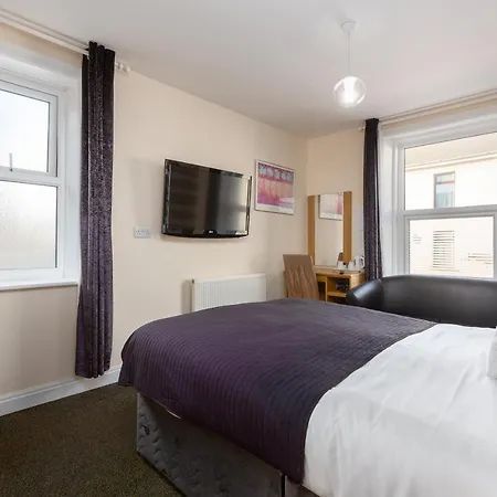 Bed & Breakfast 11 Strictly Over 25s No Party People 3*