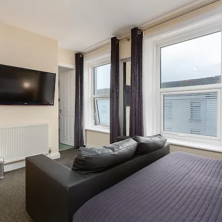 11 Strictly Over 25s No Party People Bed & Breakfast 3*