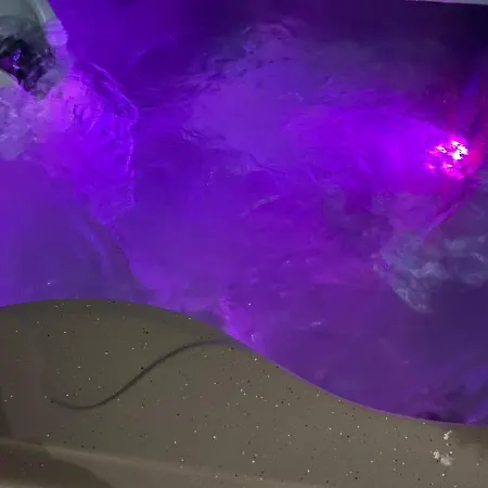 Edward Place Luxury Hot Tub Apartment *