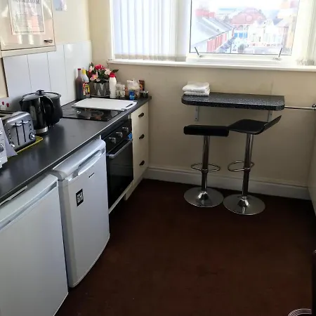 Victoria House - Self Catering Quiet - Adult Singles And Couples Only Gæstehus