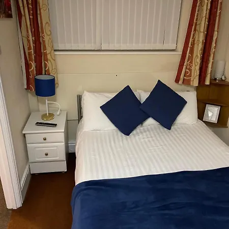 Victoria House - Self Catering Quiet - Adult Singles And Couples Only Гостевой дом