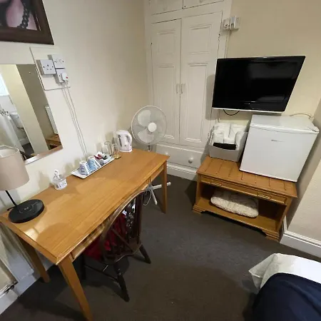 Victoria House - Self Catering Quiet - Adult Singles And Couples Only * Blackpool