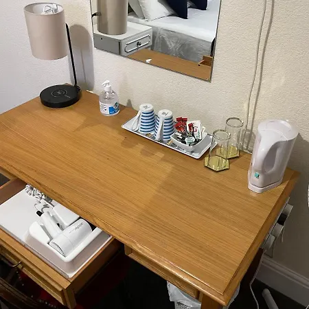 Victoria House - Self Catering Quiet - Adult Singles And Couples Only