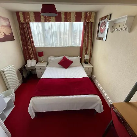 Гостевой дом Victoria House - Self Catering Quiet - Adult Singles And Couples Only Блэкпул
