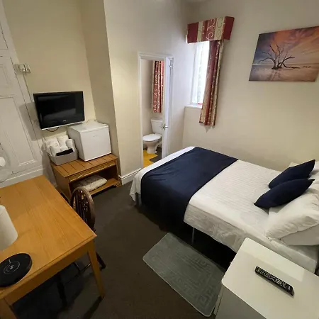 Гостевой дом Victoria House - Self Catering Quiet - Adult Singles And Couples Only *
