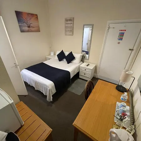Victoria House - Self Catering Quiet - Adult Singles And Couples Only Gæstehus