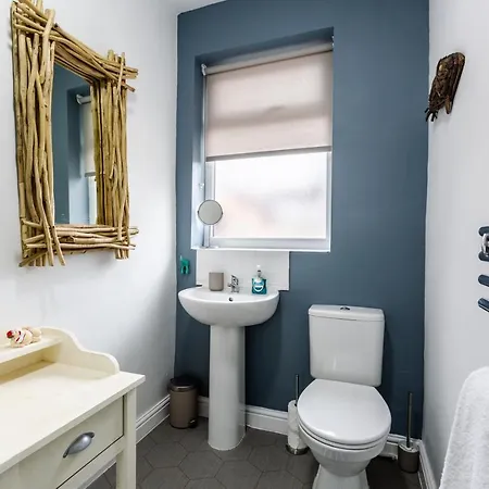 Дом отдыха Hillside House - 2 Bedrooms Parking Wi-fi Hospital *