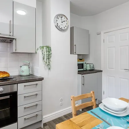 Hillside House - 2 Bedrooms Parking Wi-fi Hospital Дом отдыха *