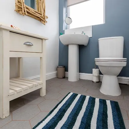 Hillside House - 2 Bedrooms Parking Wi-fi Hospital Блэкпул