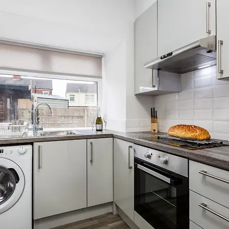 Hillside House - 2 Bedrooms Parking Wi-fi Hospital Блэкпул