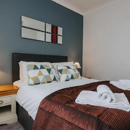 Дом отдыха Hillside House - 2 Bedrooms Parking Wi-fi Hospital