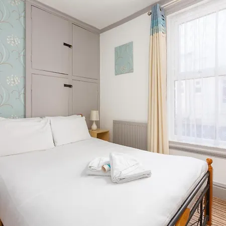 Hotel The Sandringham Court & Apartment-all Groups Welcome 3*