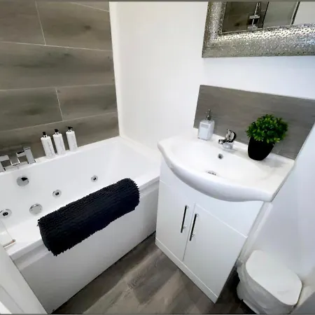 Luxury Hottub & Jacuzzi Apartment *