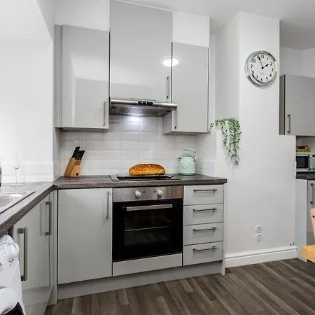 Дом отдыха Hillside House - 2 Bedrooms Parking Wi-fi Hospital