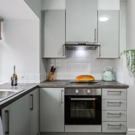 Hillside House - 2 Bedrooms Parking Wi-fi Hospital *